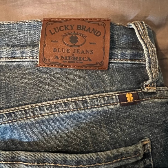 Lucky Brand Skinny Blue Jeans slightly distressed. Size 2/26 - Picture 3 of 9